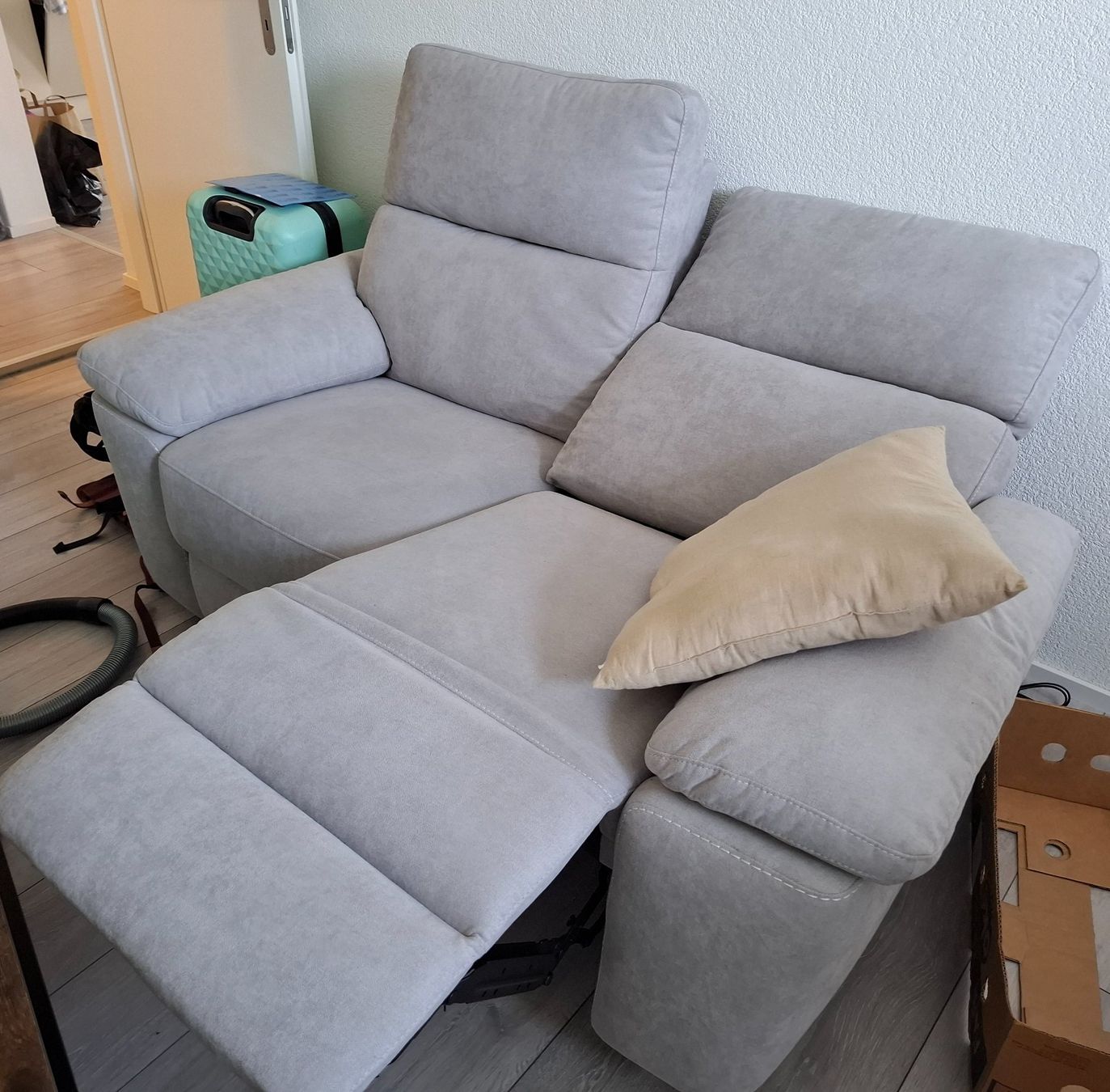 Divani: Gemütliches 2er Sofa mit Relaxfunktion, hellgrau, Top! – Usato da Luzern venduto da liv_6n92 4