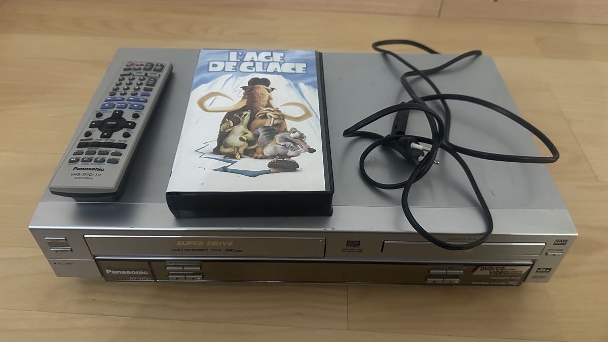 Panasonic Sistemi audio & multimediali: Lecteur DVD VHS Panasonic NV-VP31EC avec télécommande – Usato da lausanne venduto da Blera1987