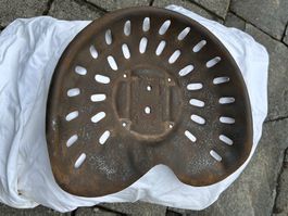 Antiker Traktorsitz aus Metall