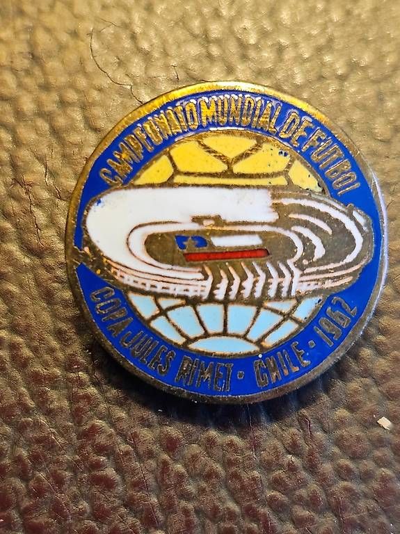 Plaketten & Abzeichen: World cup Chili 1962 pin badge – Gebraucht aus Genève von show88