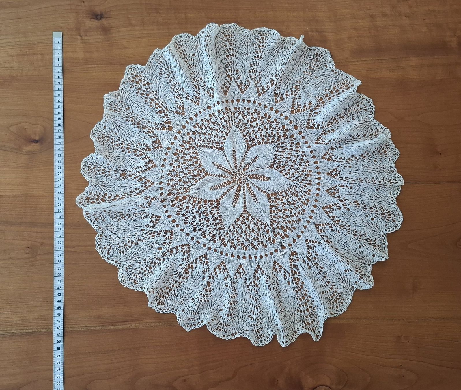 Stoffe: ANTIKE GESTRICKTE ZIERDECKE, RUND – Gebraucht aus Grüningen von Kartensammler