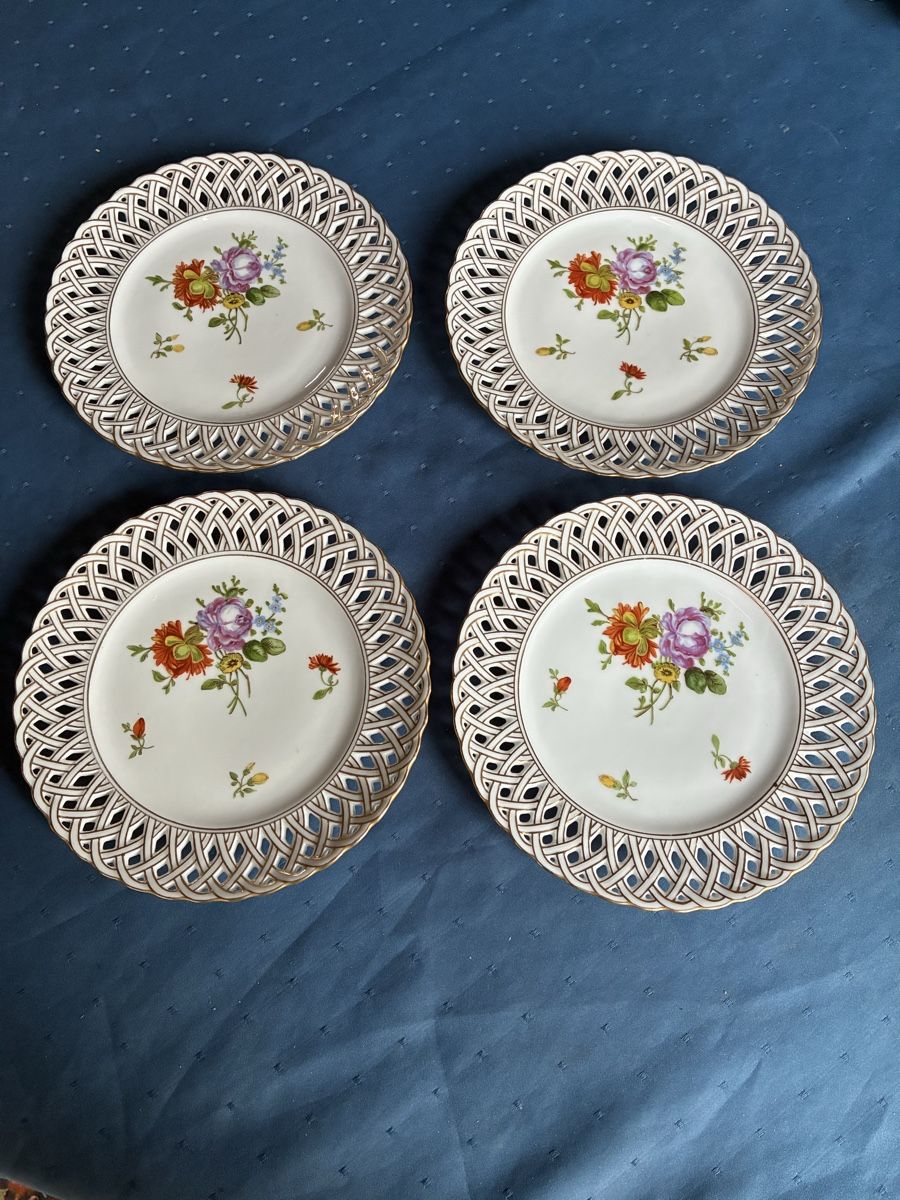 Assiettes: 4 Teller mit durchbrochenem Rand, Blumenmalerei – D'occasion à Dornach par Rosengarten