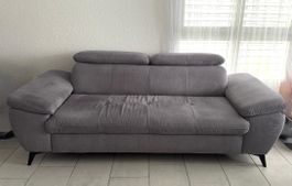 Gemütliches Sofa, grau, sehr gutem Zustand passendem Hock