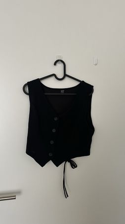 Elegantes schwarzes Top mit Knöpfen & Bindeband – Grösse S