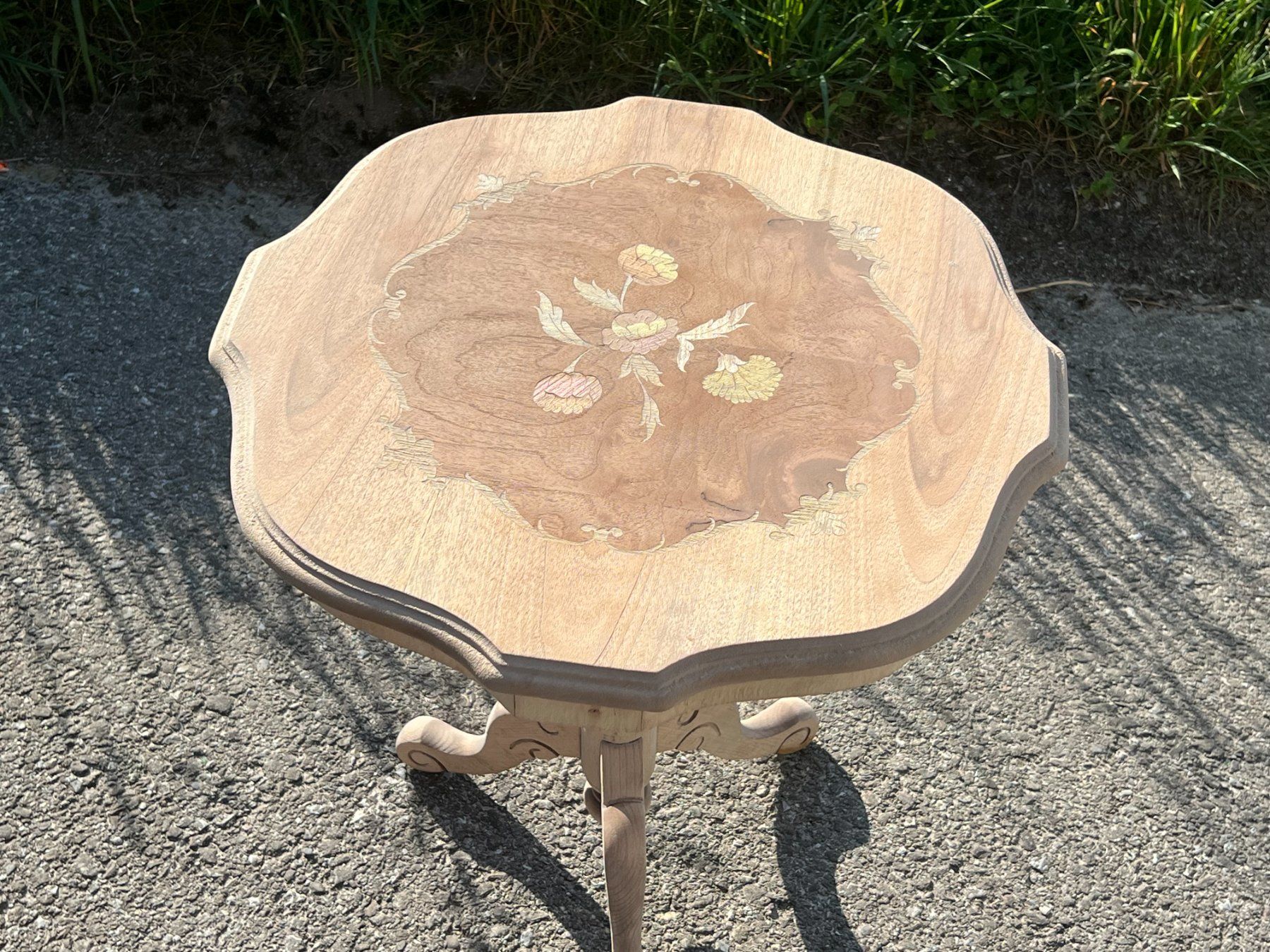 Tavoli: ART 1102-J Table d'appoint marquetée sablé – Usato da Pont-La-Ville venduto da BCMGLEAL