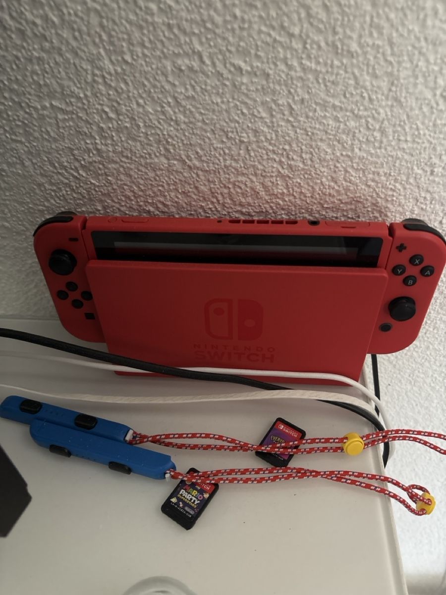 Nintendo Consoles: Nintendo Switch Konsole rot – D'occasion à Emmenbrücke par mar_wml2