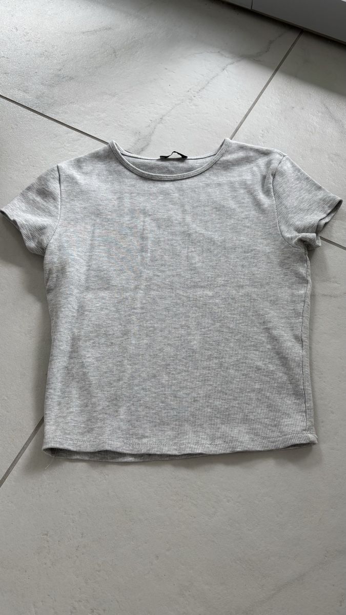 Bershka Top: Graues Bershka T-Shirt M – Usato da Seengen venduto da sa_land