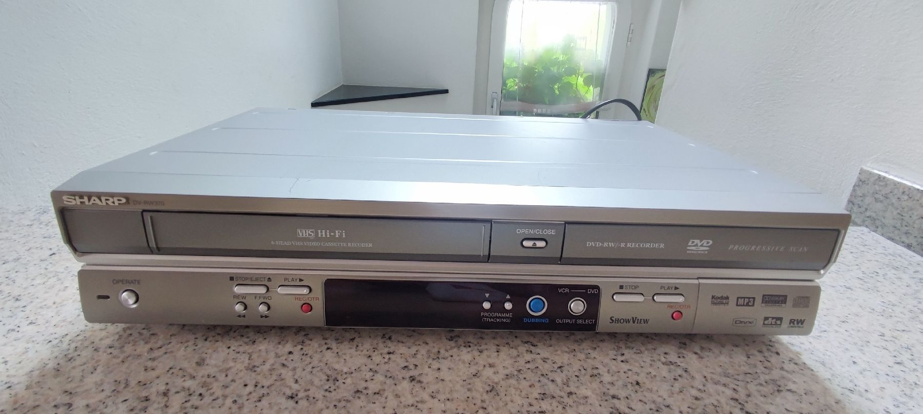 Sharp Aufnahmegeräte: DVD & VHS-Videorecorder DV-RW370 von SHARP – Gebraucht aus Schongau von