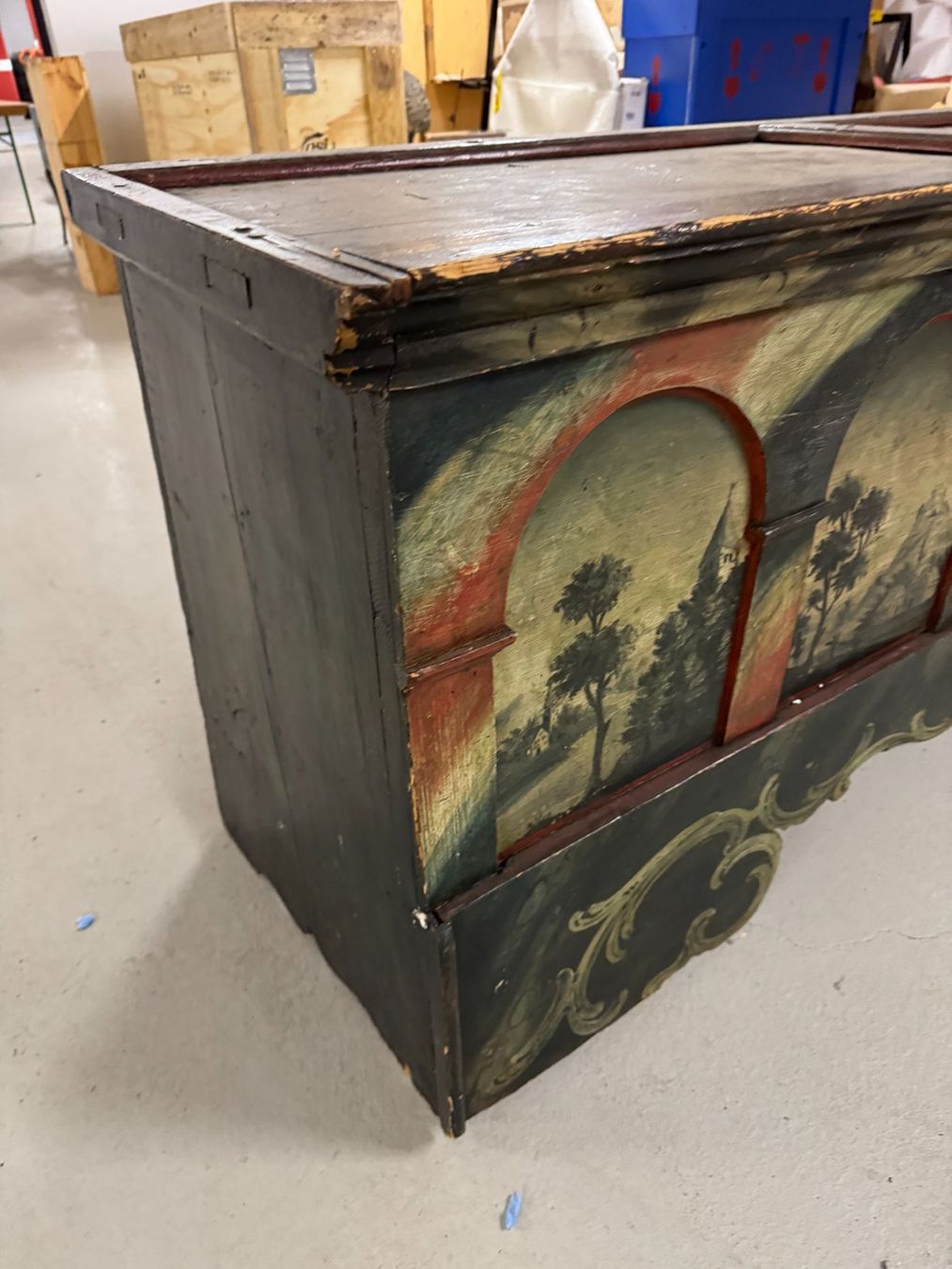 Allestimento di negozi e stand fieristici: 16th century Italian Bahut – Usato da Gsteig b. Gstaad venduto da Auctionly 2