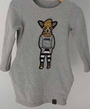 Graues Langarmshirt mit Hundemotiv Grösse 104