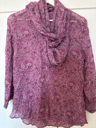 Nile BluseLila Paisley Muster mit Foulard