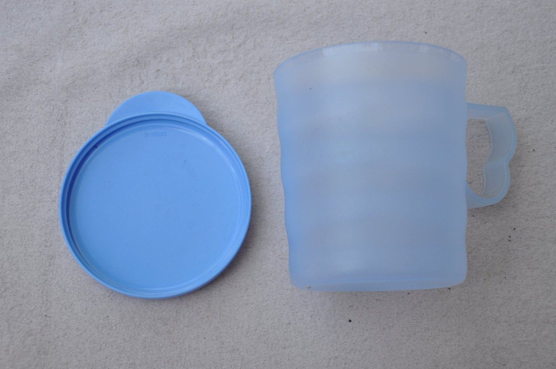 Tupperware Tazze: Tupperware tasse avec couvercle - Trinkbecher – Usato da Fully venduto da Minouchka