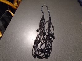 Kette schwarz/grau, verschiedene Stränge, Kugeln etc.