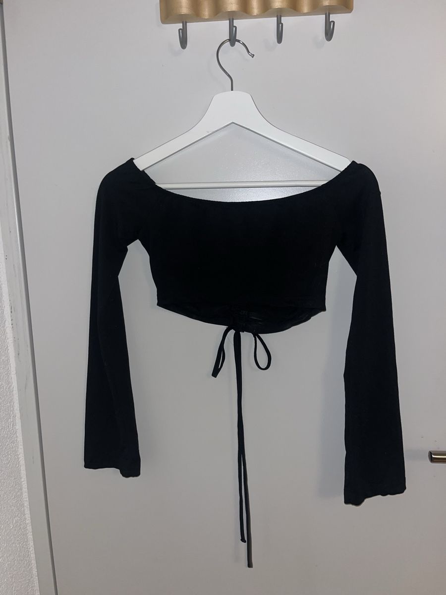 Top: Schwarzes kurzes langarm Top – Usato da Bern venduto da Zoee.pg 1