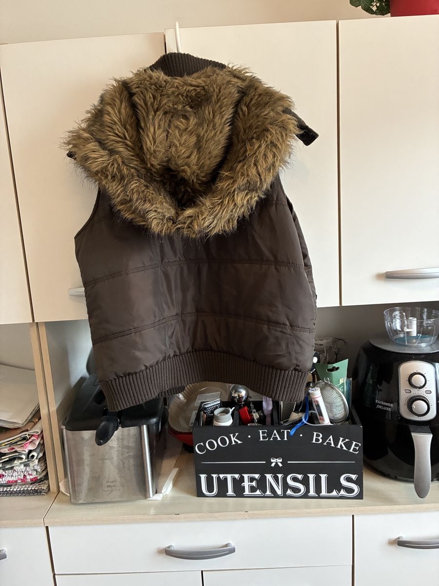 Gilet & Giacche senza maniche: Daunen Gilez mit Kapuze – Usato da Ostermundigen venduto da Didi-Mader 1