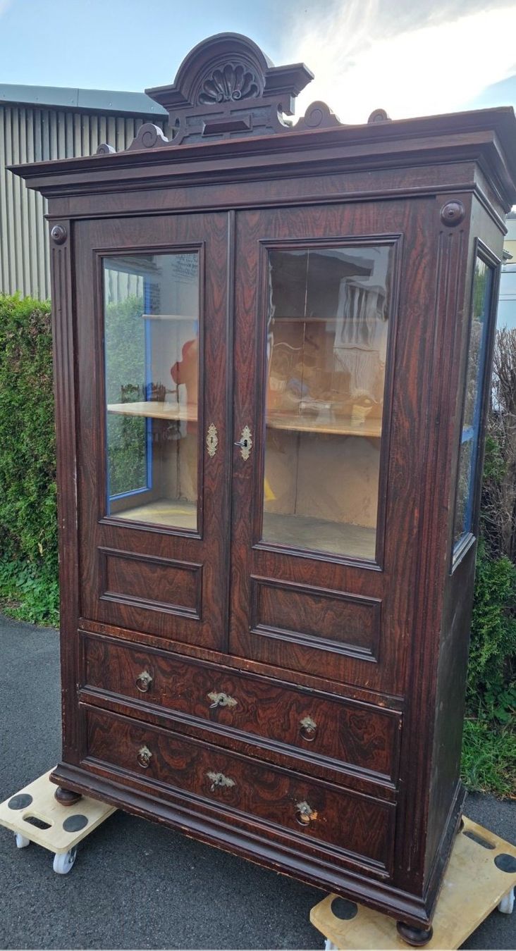 Vetrine: Antike Vitrine Schrank / Buffetschrank mit Glastüren – Usato da Flums venduto da Flumsantik