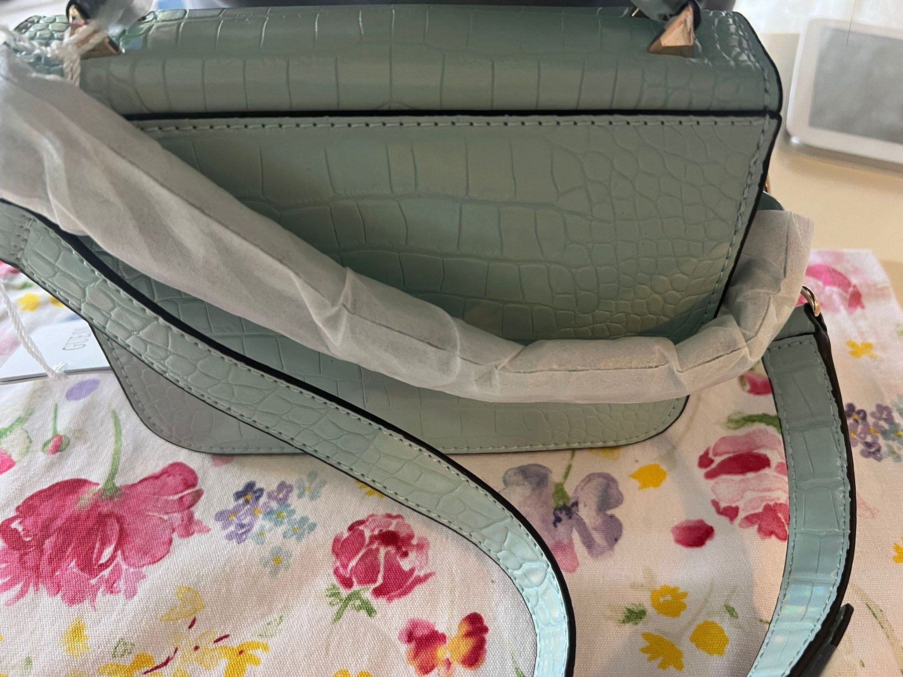 Guess Taschen für Damen: Guess mini Bag in blue Ice Neuwertig – Neu und originalverpackt aus zürich von Mielles 4