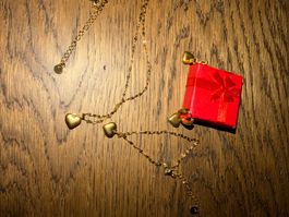 Vergoldetes Schmuckset mit Herzsnhänger