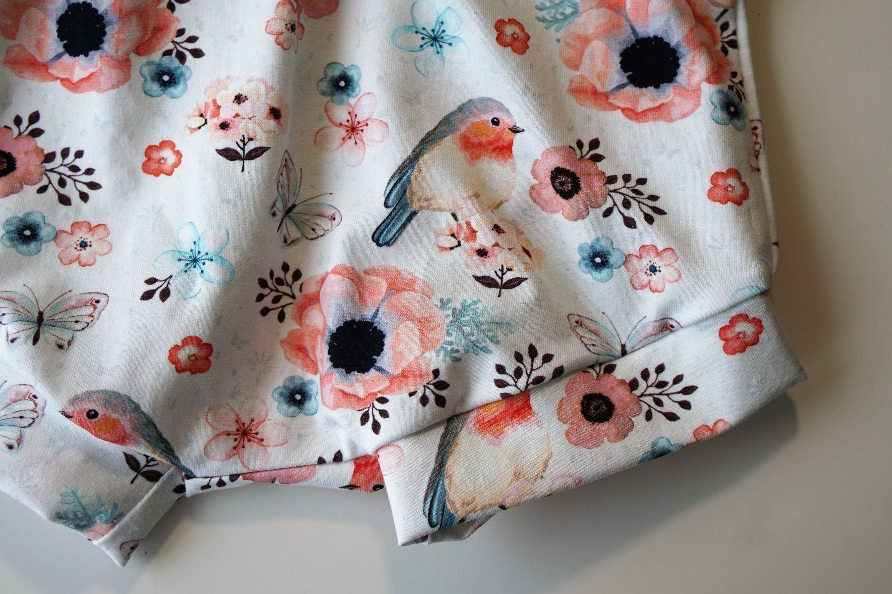 Pantaloni: Kurze Hose mit Blumen/Vogel  98/104  NEU – Nuovo e nell'imballaggio originale da Zürich venduto da sambaum 2