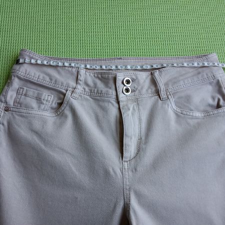 Damen Capri Hose beige Grösse 28 sehr guter Zustand.