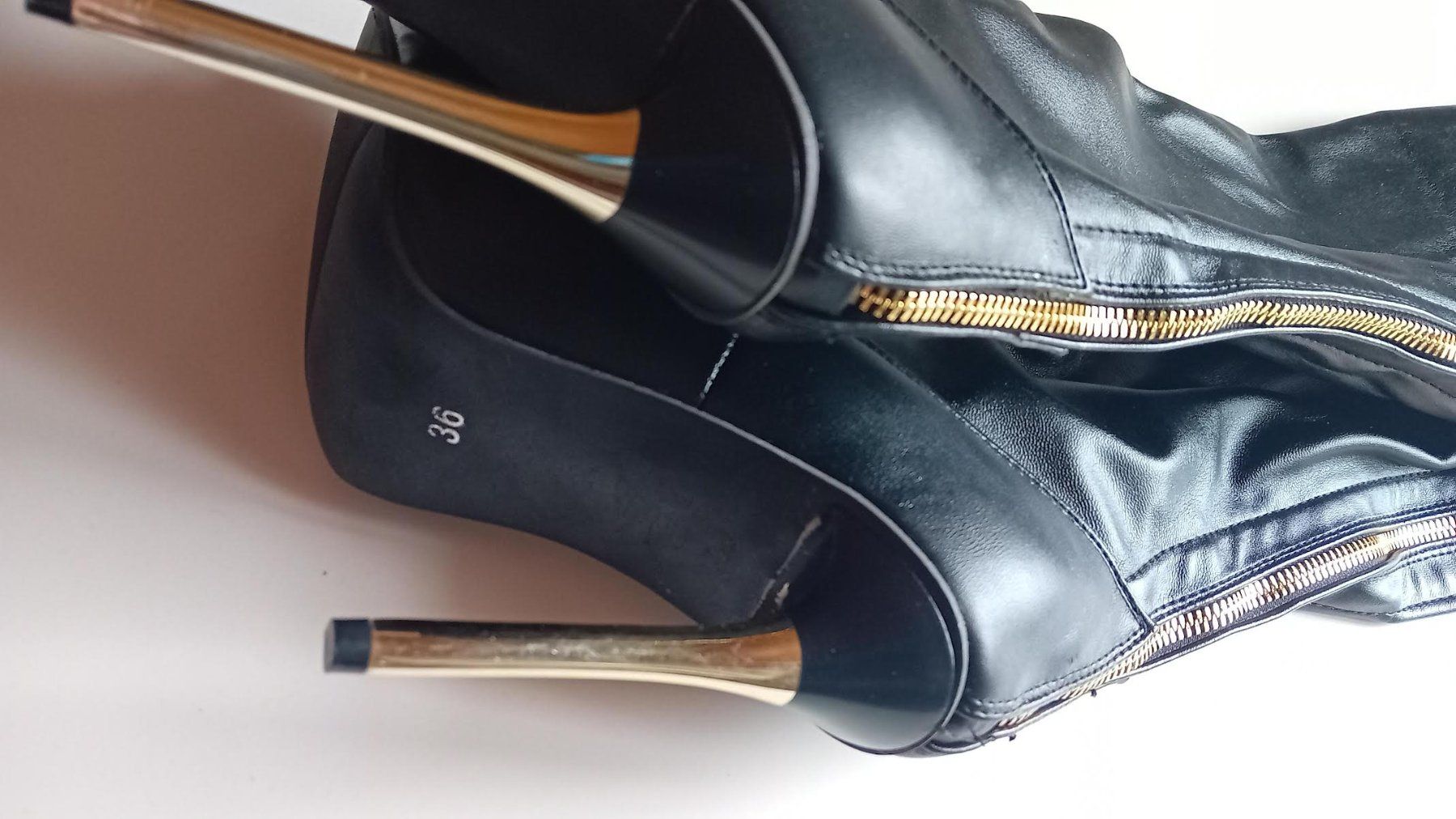 Scarpe da donna: Overknee Stiefel Schwarz Gr. 36 mit Gold – Usato da Salez venduto da Robe12 2
