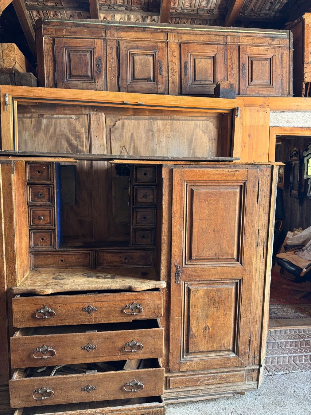 Schränke: Antiker Schrank, restaurationsbedürftig, Holz – Gebraucht aus Sachseln von BONATI01 3