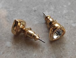 Herzförmige Ohrstecker mit Zirkonia