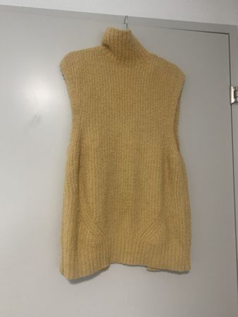 Sleeveless open back sweater from Zara