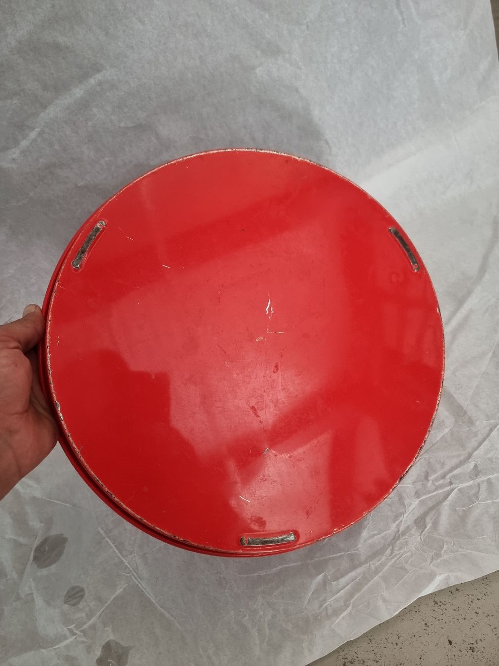 Untersetzer: Tablett Parisienne rot rund Durchmesser ca 34 cm – Gebraucht aus Olten von Mezopotamya 2