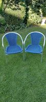 2 blaue Gartenstühle