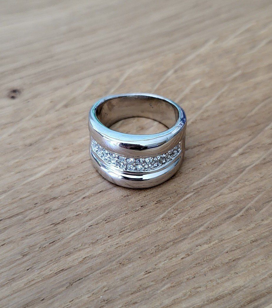 Anelli: Wunderschöner Ring in silber mit funkelnden Glitzersteinen – Usato da Brugg AG venduto da Leona90
