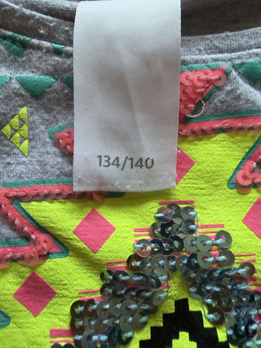 Camicette, T-shirt & Top: Mädchen T-Shirt Gr. 134 mit Pailletten – Usato da Kilchberg ZH venduto da Von_dutch 1