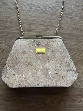 Sommerliche Tasche aus Kork / gold / Klippverschluss