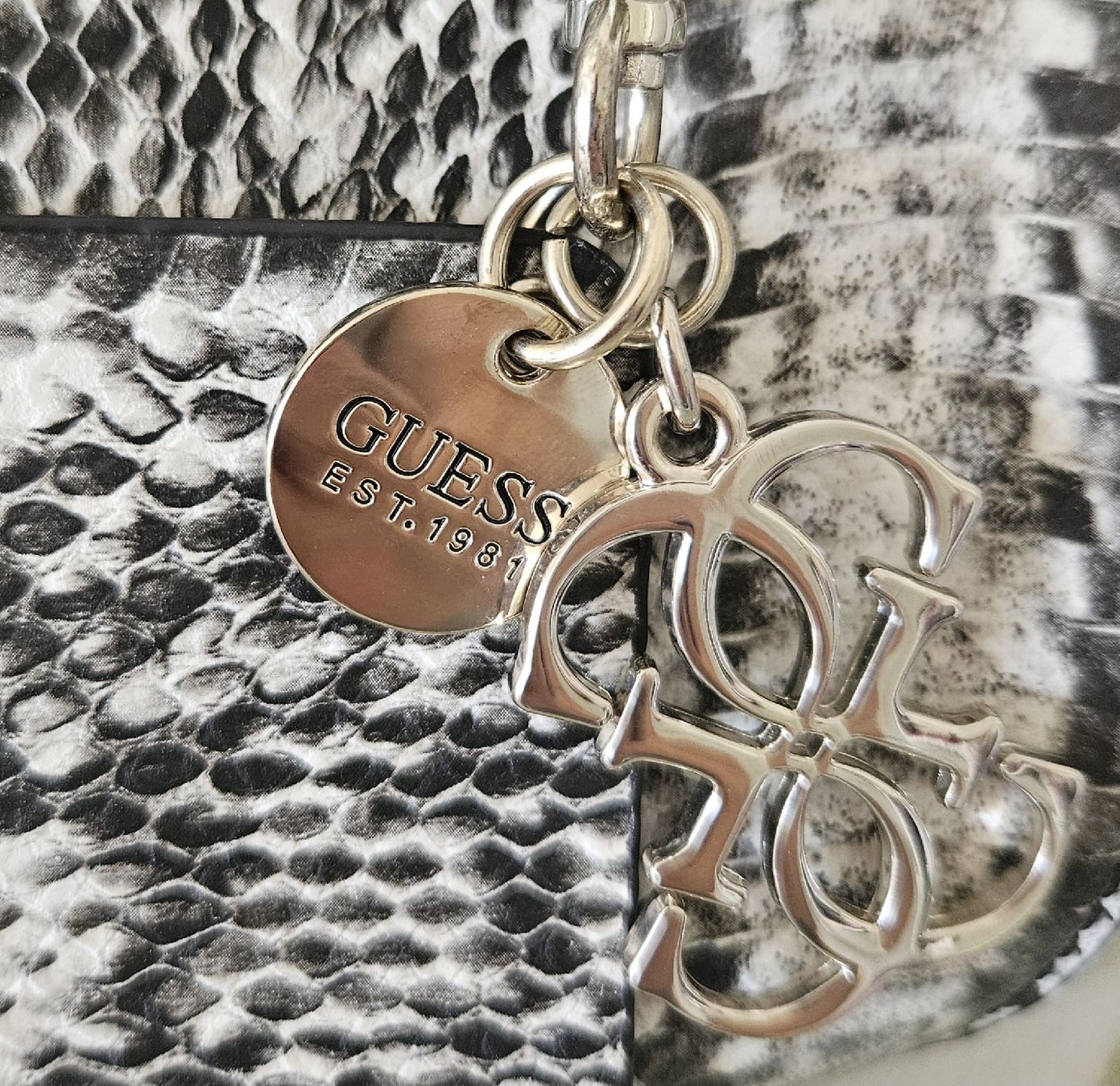 Guess Borse da donna: neue grosse GUESS-Tasche – Nuovo (secondo la descrizione) da Unterkulm venduto da Beljasch 1