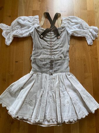 Fesches Dirndl in Leinen- u. Spitzenlook in Grösse S ab 49.-