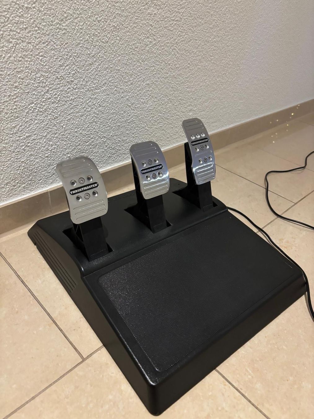 Thrustmaster Manettes: Sim-Racing-Set (Thrustmaster T150 Pro Force Feedback) – D'occasion à Rothenburg par rape 3