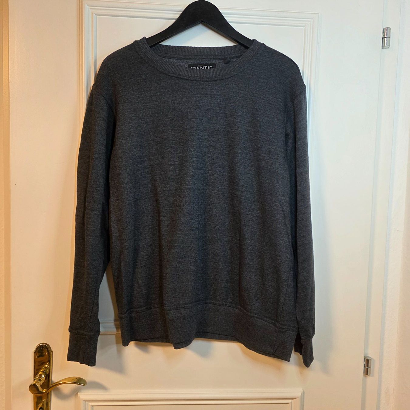 Pullover & Sweatshirts: Identic Herren Sweatshirt L grau Basic – Gebraucht aus Wald ZH von CapLux