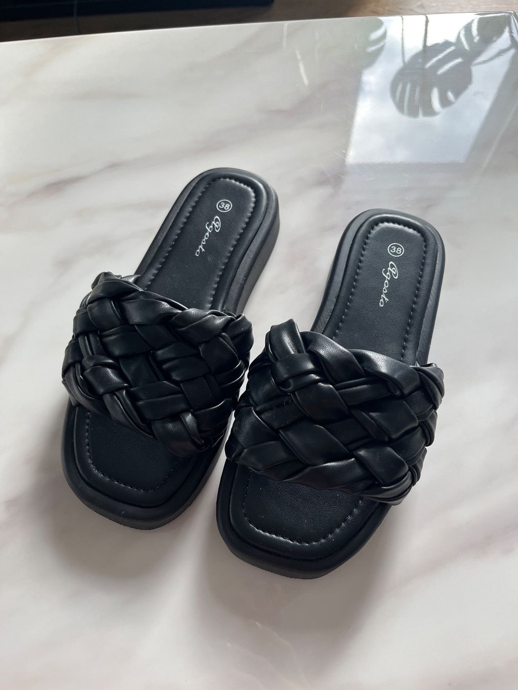 Damenschuhe: NEU Sandalen schwarz Grösse 38 – Neu und originalverpackt aus Kriessern von loolah