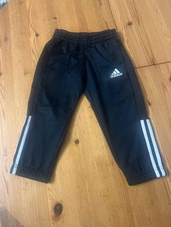 Adidas Kinder Trainingshose Gr. 104 / 3-4 J. / Schwarz /