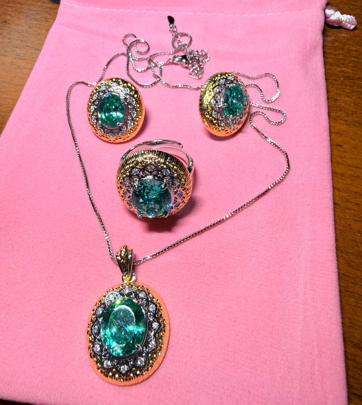 Altri gioielli: Ensemble bijoux 3 pièces Émeraude Chic – Nuovo e nell'imballaggio originale da St-Maurice venduto da Sandrinette123 3