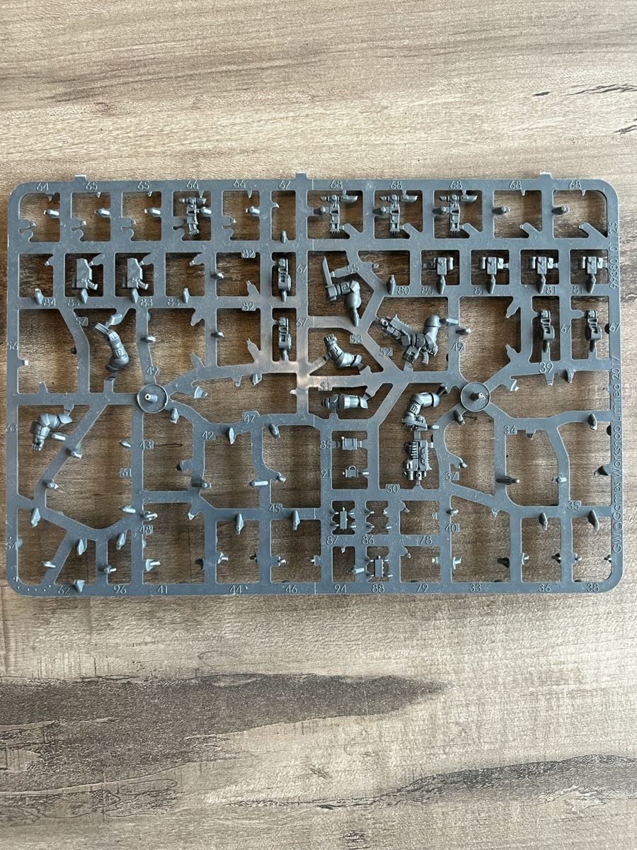 Giochi: Warhammer 40k/Horus Heresy Gussrahmen/Bits Set 3 – Usato da Läufelfingen venduto da stephiesheena 3