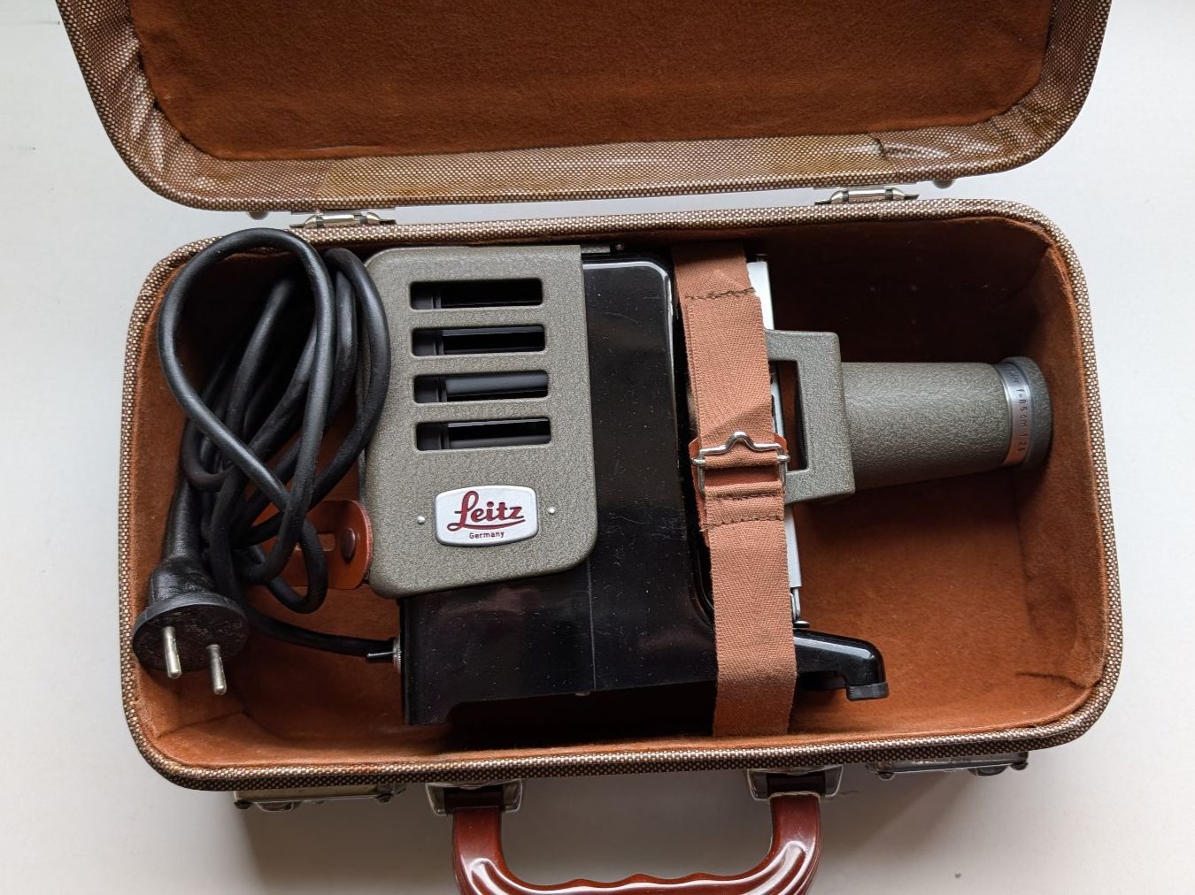 Pellicole: LEICA Vintage Diaprojektor – Usato da Uetikon am See venduto da rit_pkd5