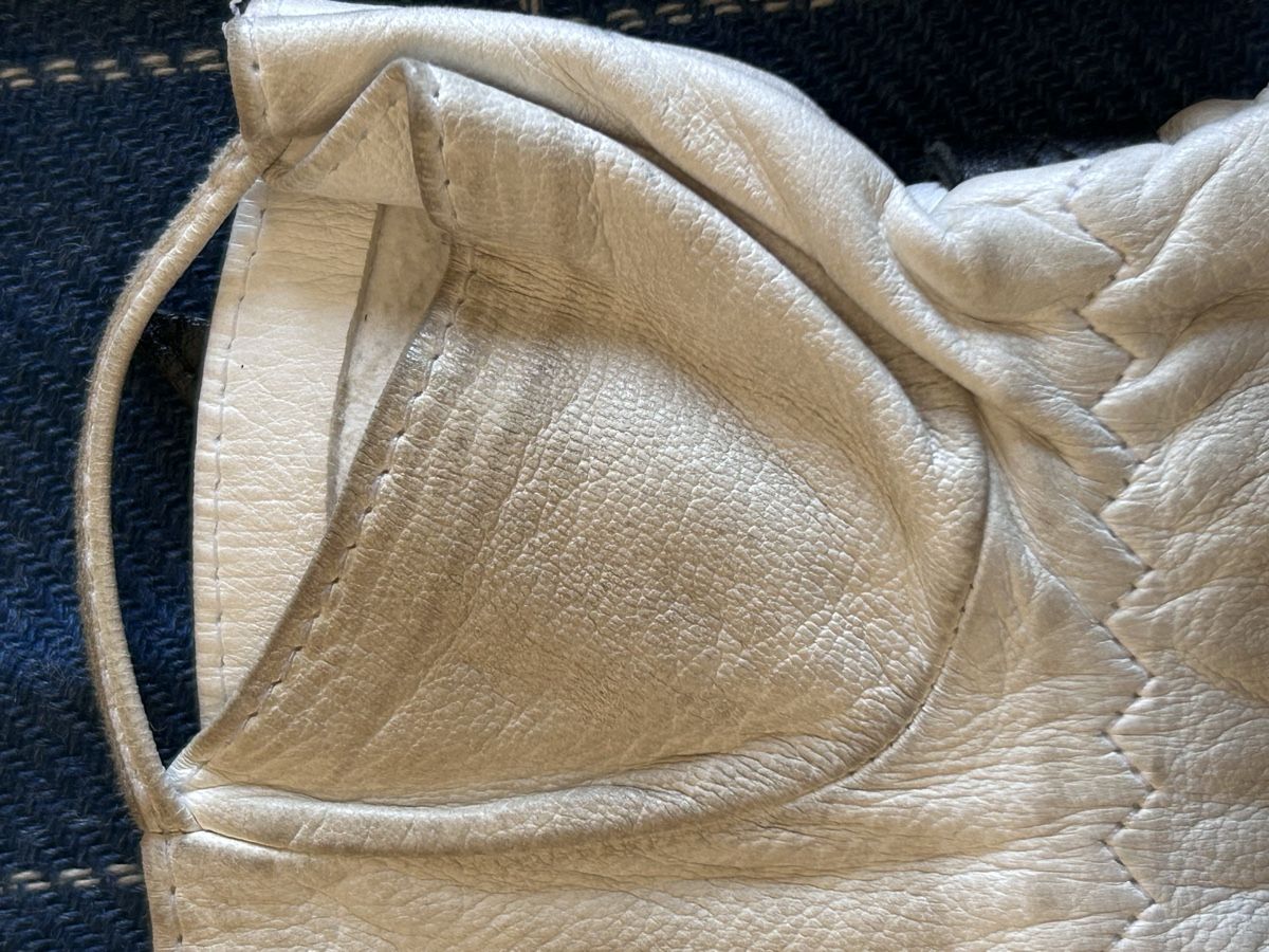 Chanel Guanti & manicotti: Original Chanel White Leather Gloves with Black Bows  – Usato da Biel/Bienne venduto da zit_v5yc 4