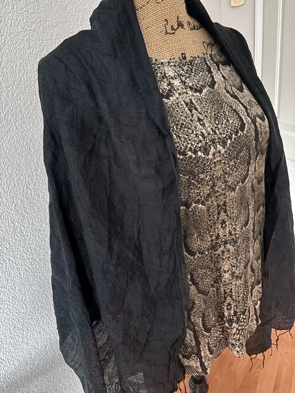 Foulards, Tücher & Schals: Schwarzes Tuch / Schal – Gebraucht aus Balsthal von Uroby 1
