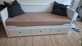 Ausziehbares Bett mit sehr viel Stauraum