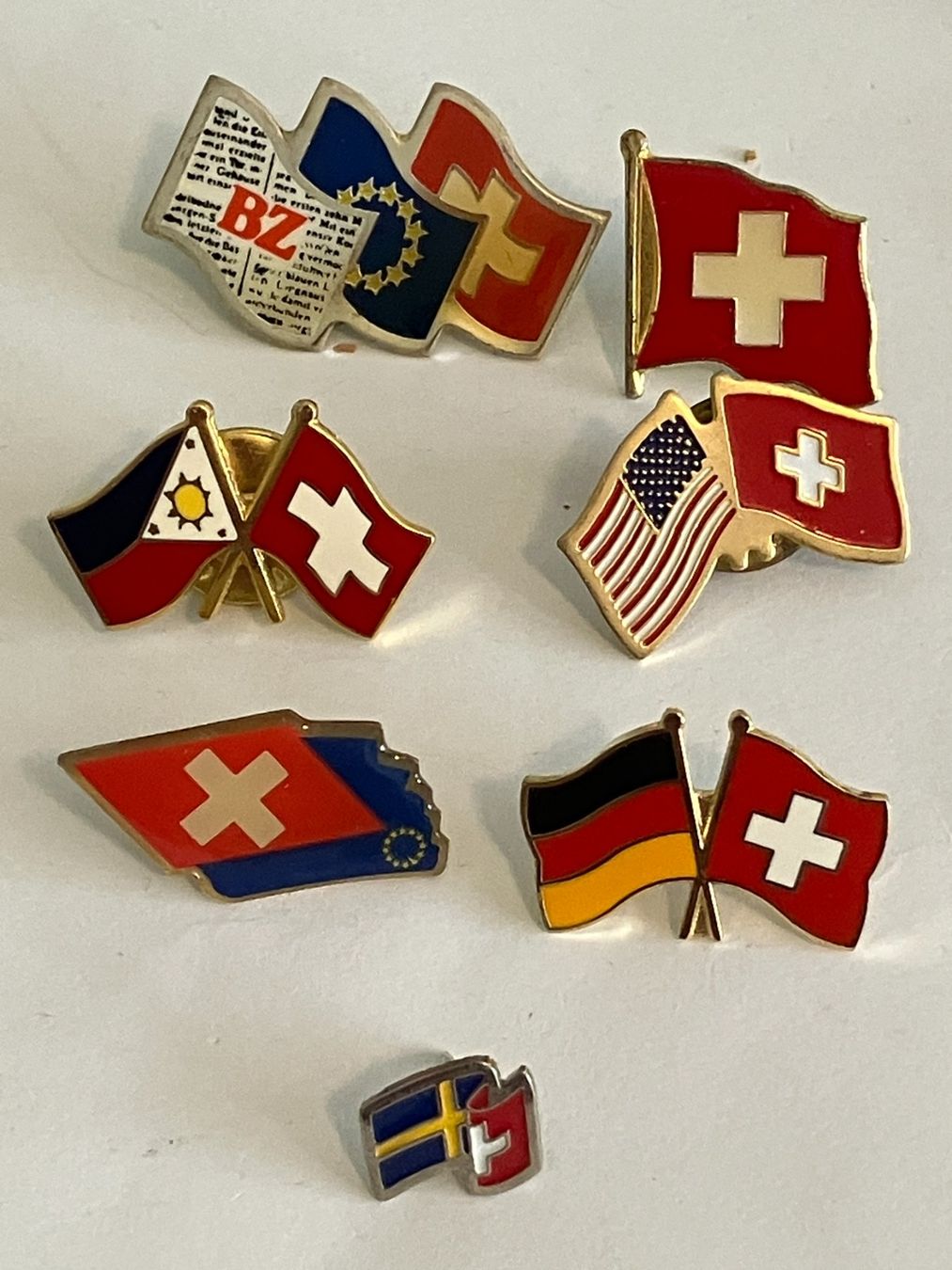 Plaketten & Abzeichen: 7 Pin Flaggen CH etc. – Gebraucht aus Basel von djwwpp