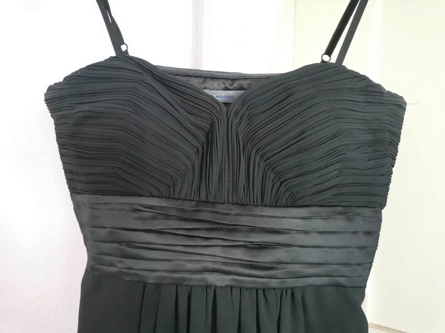 Vestiti: Schwarzes Cocktailkleid – Usato da Unterägeri venduto da Fiobi 1