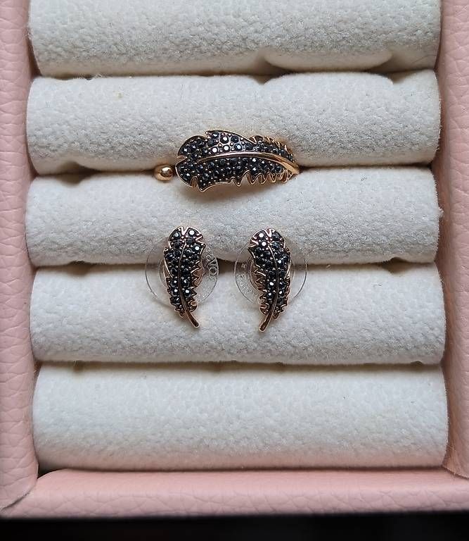 Swarovski Altri gioielli: Swarovski Schmuckset Ring + Ohrringe Roségold – Usato da Stadel b. Niederglatt venduto da AninaCa