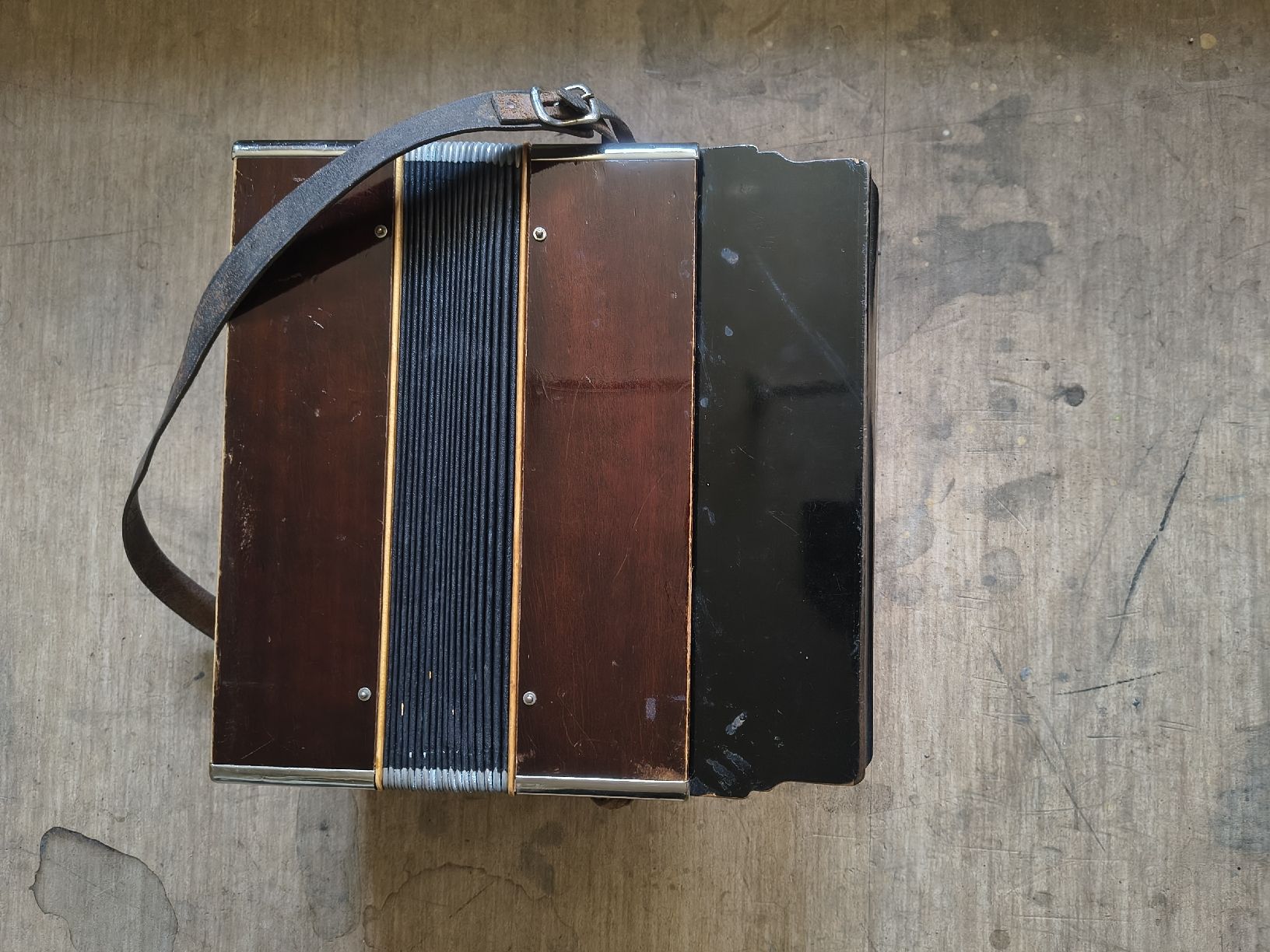 Strumenti musicali: Accordéon Amati – Usato da La Chaux-de-Fonds venduto da ZahidC 2