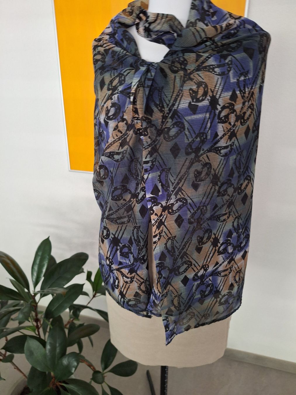 Foulard & Sciarpe: Schultertuch / Stola / Rock – Usato da Mühlethal venduto da prackendorf 1